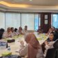 LINGKARNEWS.COM - Kustodian Sentral Efek Indonesia (KSEI) dan Perkumpulan Profesi Pasar Modal Indonesia (PROPAMI) menyelenggarakan pertemuan audensi yang dihadiri oleh Dirut KSEI, Samsul Hidayat, dan Ketum PROPAMI, NS Aji Martono beserta jajaran pengurus DPP, Jakarta (22/1/24).

Pertemuan ini bertujuan untuk membahas potensi kerja sama dan kolaborasi antara kedua lembaga yang berperan penting dalam mengembangkan pasar modal Indonesia.

Dirut KSEI, Samsul Hidayat, memimpin pertemuan dengan membuka sesi pemaparan tentang ruang lingkup kerja dan produk yang ditawarkan oleh KSEI.

Penjelasan ini memberikan wawasan mendalam mengenai peran KSEI dalam mendukung ekosistem pasar modal di tanah air.

NS Aji Martono, Ketum PROPAMI, menyampaikan rasa bangganya karena PROPAMI diberi kesempatan untuk berdialog dan berkolaborasi dengan KSEI.

Ia juga memperkenalkan kepengurusan baru PROPAMI serta menyatakan kesiapan untuk bersinergi dalam berbagai program yang dapat menguntungkan kedua belah pihak.

Pemaparan yang tak kalah menarik adalah rencana pendirian badan-badan otonom baru di bawah naungan PROPAMI.

Badan Kajian Strategis, Badan/Lembaga Filantrofis (PROPAMI CARE), dan Badan yang berkaitan dengan hukum dan advokasi menjadi fokus utama yang akan dikerjakan oleh PROPAMI.

Program-program inovatif lainnya juga turut dijelaskan sebagai bagian dari komitmen PROPAMI dalam mendukung perkembangan pasar modal Indonesia.

Pertemuan penuh interaksi dan pemikiran ini juga dimeriahkan oleh diskusi antara KSEI dan PROPAMI.

Dialog yang terbuka dan konstruktif menciptakan suasana akrab, di mana ide dan gagasan untuk meningkatkan kinerja pasar modal menjadi fokus utama pembahasan.

Melalui pertemuan audensi ini, harapan untuk terwujudnya kerja sama yang lebih erat dan sinergis antara KSEI dan PROPAMI semakin memperkuat fondasi kemajuan pasar modal Indonesia ke depannya.