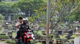 Capres nomor urut 2, Prabowo Subianto berziarah ke makam sang ayah, Soemitro Djojohadikoesoemo di TPU Karet Bivak. (Dok. Tim Media Prabowo)