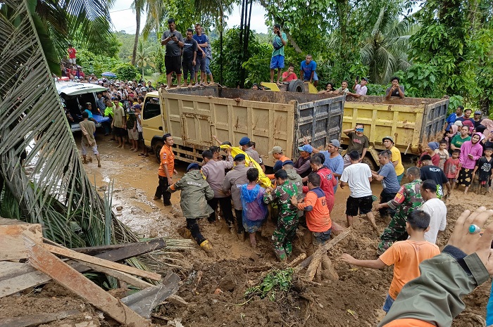 Proses evakuasi korban meninggal dunia yang tertimbun longsor di Kabupaten Padang Pariaman, Sumatra Barat. (Dok. BPBD Kabupaten Padang Pariaman.)  