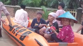 Tim Gabungan melakukan evakuasi warga yang terdampak banjir di Kabupaten Padang Pariaman, Sumatra Barat. (Dok. BPBD Kabupaten Padang Pariaman)