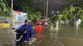 Warga mendorong sepeda motor yang mogok akibat banjir di Kota Semarang, Jawa Tengah. (Dok. BPBD Kota Semarang)