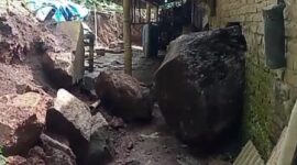 Rumah Warga di Kabupaten Ngawi Tertimpa Longsor Batu. (Dok. FIN)