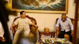 Presiden terpilih periode 2024-2029 dan Menteri Pertahanan Prabowo Subianto menjenguk Jenderal TNI (Purn) Subagyo Hadi Siswoyo (HS). (Dok. Tim Media Prabowo)