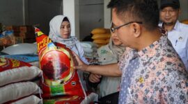 Deputi Ketersediaan dan Stabilisasi Pangan NFA I Gusti Ketut Astawa melakukan kunjungan ke pasar. (Dok. Tim Komunikasi Bapanas)
