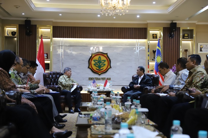 Menteri Pertanian (Mentan) Indonesia, Andi Amran Sulaiman (kanan) saat menerima Menteri Pertanian dan Keterjaminan Makanan Malaysia, Datuk Seri Mohammad Bin Sabu di kantor Pusat Kementerian Pertanian. (Dok. Kementan)