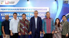 Penyerahan sertifikat ISO SMT kepada Direktur Utama PHR Ruby Mulyawan di Jakarta, simbol komitmen mutu, lingkungan, dan keselamatan kerja. (Dok. PT Pertamina Hulu Rokan)
